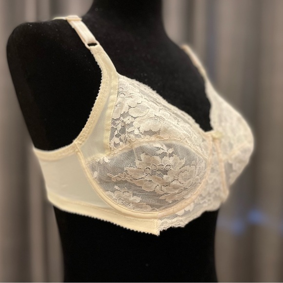 Vintage cream 34C lace bra - Picture 2 of 9